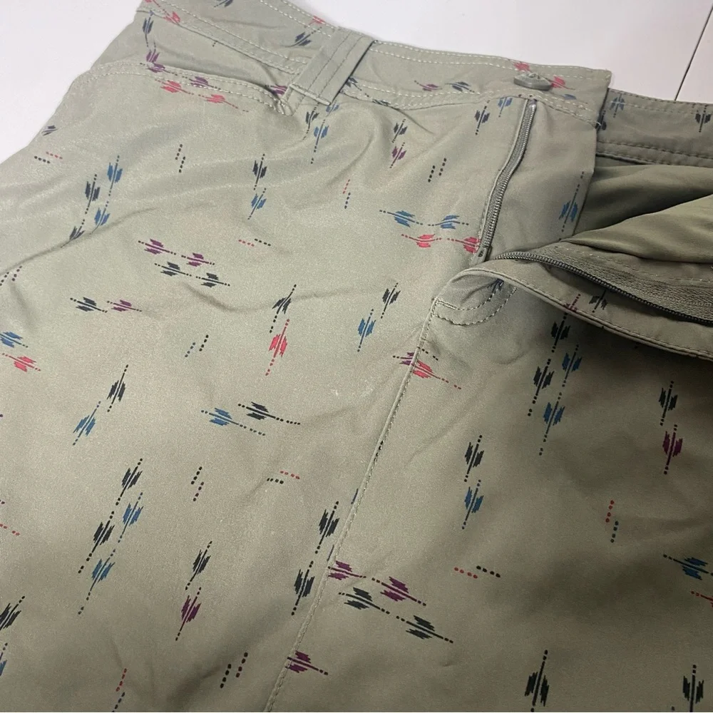 New EDDIE BAUER Womens Adventurer 2.0 Mini Skirt Skort Green Arrow Print Size 8